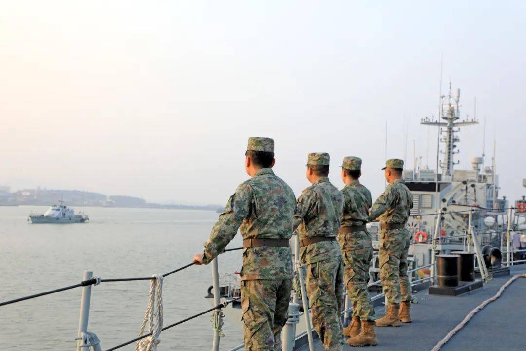 第一次也是最后一次,岸勤老兵如愿登上军舰