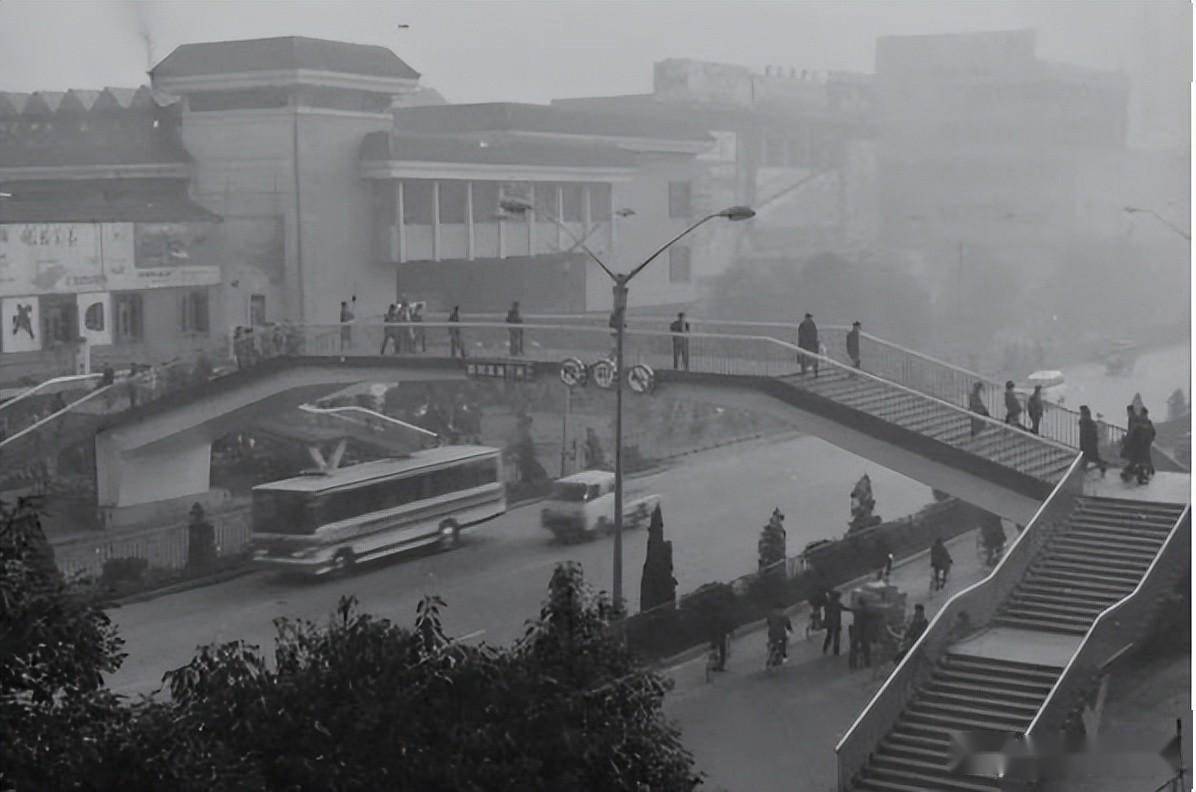 路線是火車北站到公路汽車總站,沿途經過人民北路,成都劇場,玉龍街