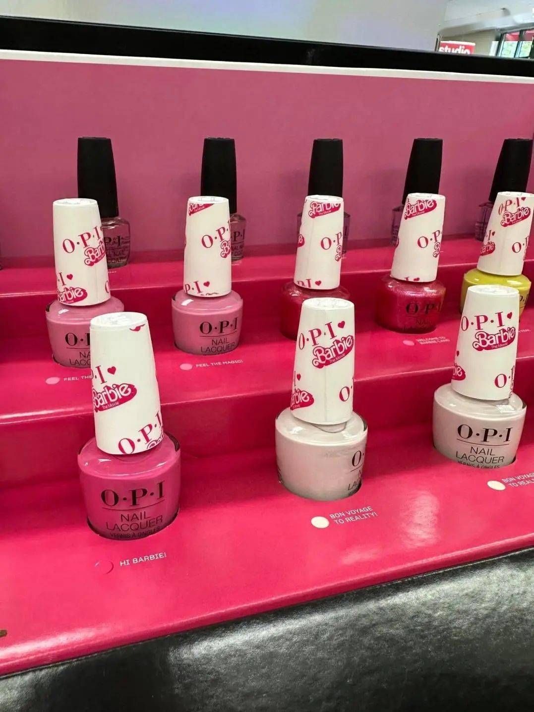 《barbie》主演margot robbie近期的宣传造型换了一套又一套,每套都不