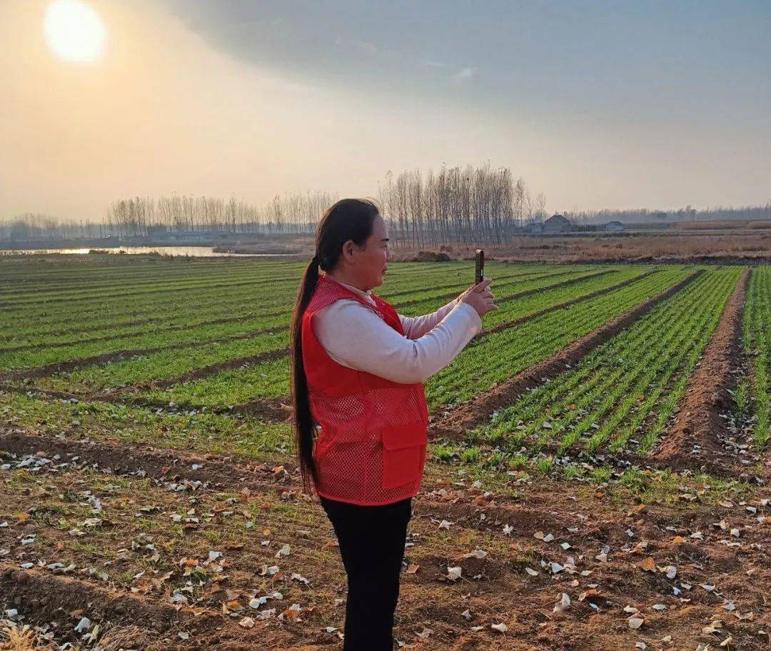 刘付满,1976年3月出生,三级田长,现任泗水县柘沟镇王坟村党支部书记兼