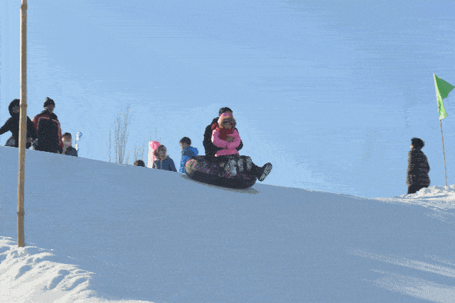 宁夏阅海滑雪场地址:宁夏银川市金凤区满城北街阅海滑雪场鸣翠湖滑雪