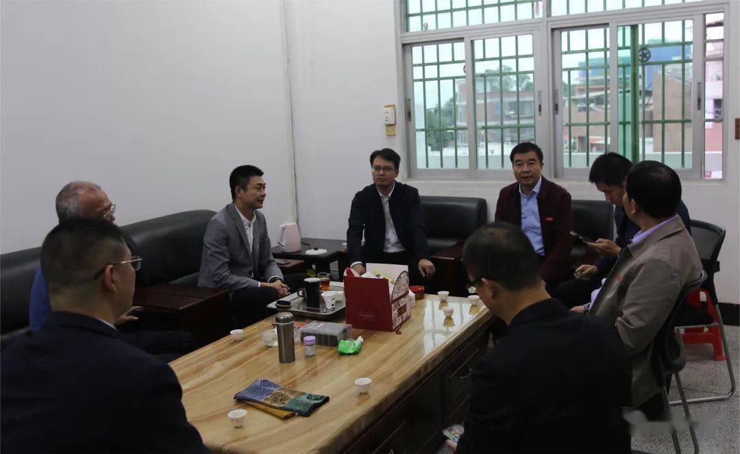 鹏峰中学校长刘长芃等学校领导,相关科室负责人及部分学科骨干教师