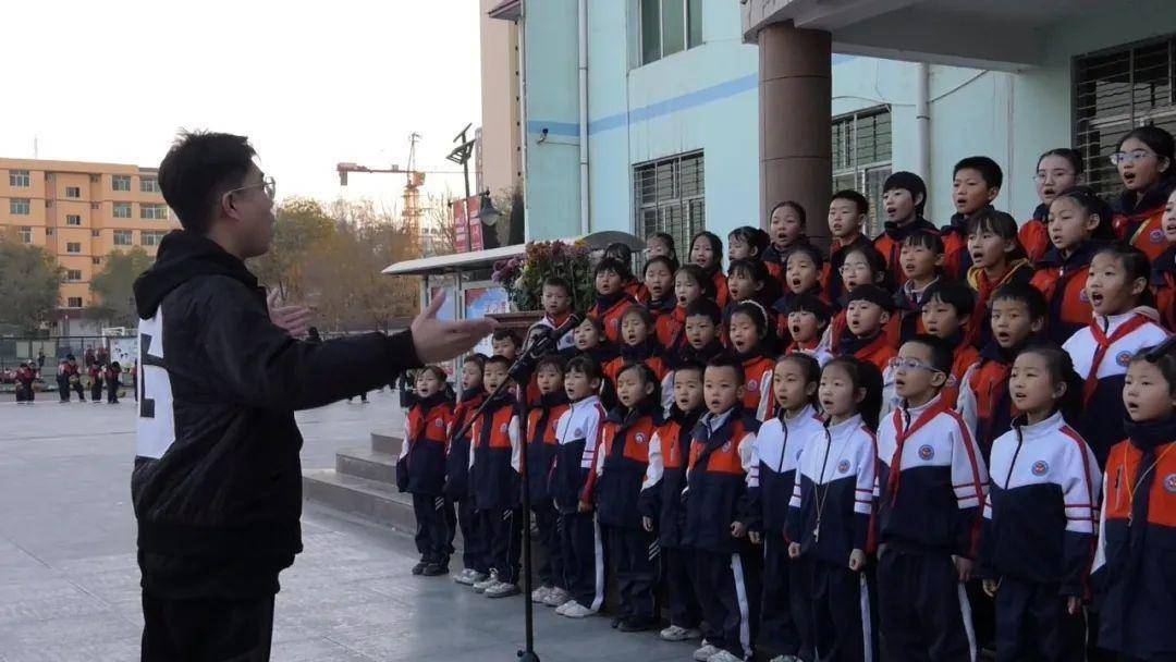 在靖远县乌兰小学,学校增加了学生参与阳光大课间,体育锻炼,艺术活动