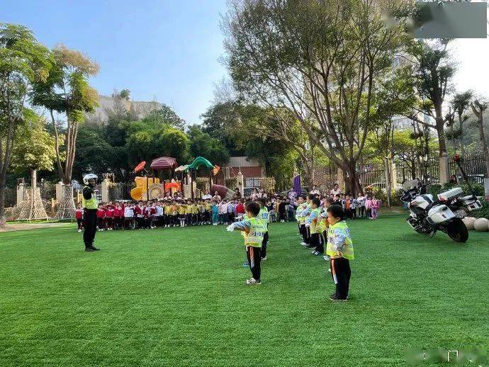 思明交警分別走進龍山幼兒園,鼓浪嶼藝術幼兒園,民立二小,演武小學,群