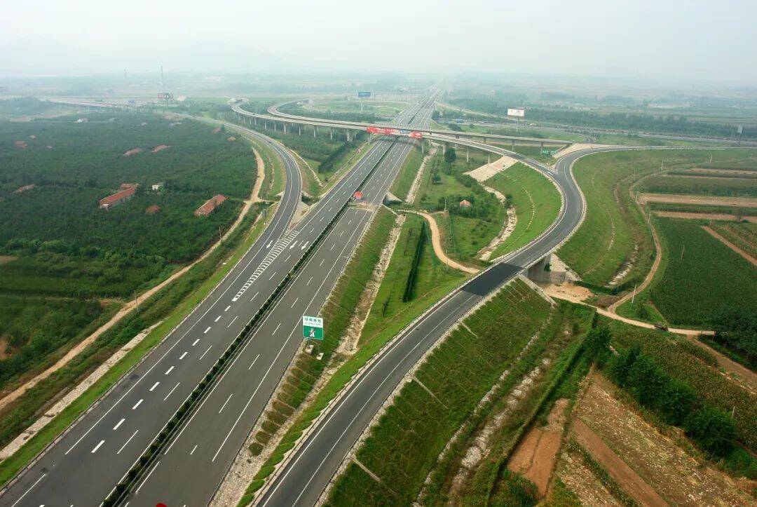 记者了解到,济南南绕城改扩建,起自济南绕城高速与京沪高速相交叉的