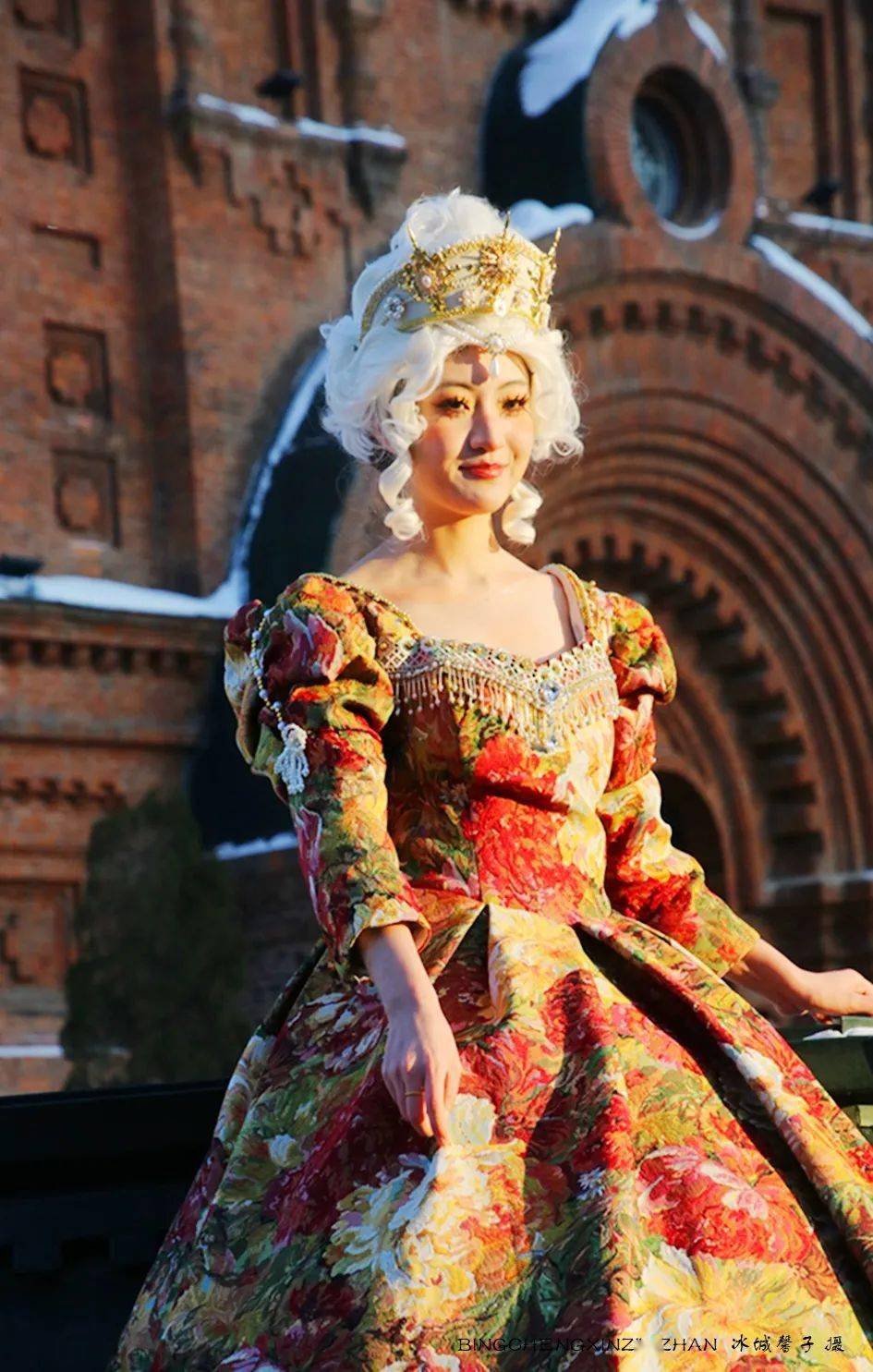 这个冬天,哈尔滨圣·索菲亚教堂成了火爆的旅拍网红打卡地_广场_游人