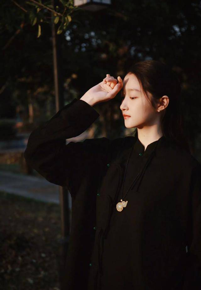 关晓彤新中式穿搭引关注,李宇春新中式穿搭好有活力!_气质_大气_黑色