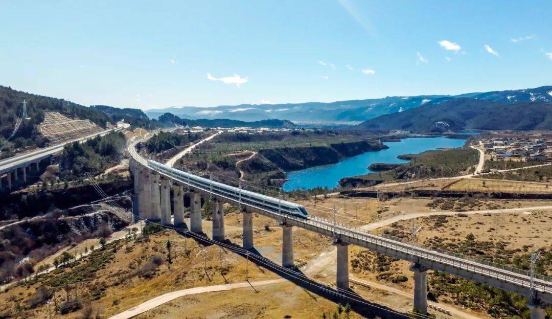 《光明日報》聚焦麗香鐵路_隧道_迪慶州_建設者