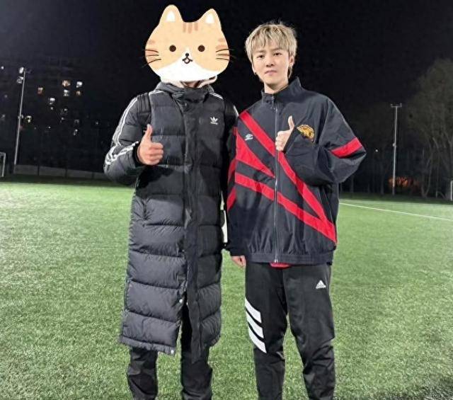 路人晒出鹿晗合影,穿千元外套现身球场,染黄毛素颜出镜_生活_张艺兴