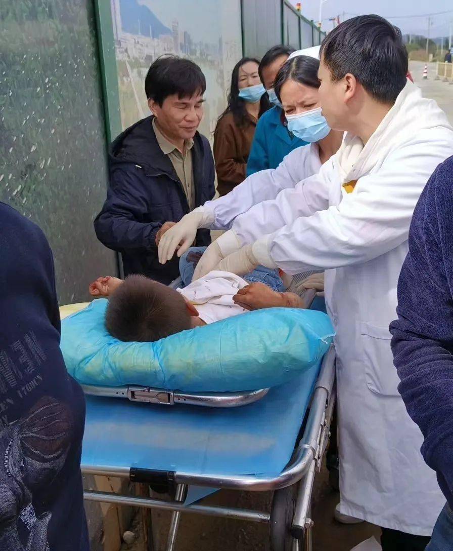 一起追尾交通事故导致一家三口被困,消防迅速救援_人员_长乐_小孩