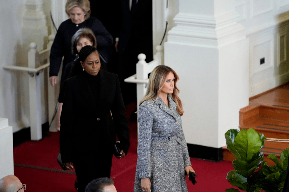 前美国总统夫人的葬礼上,梅拉尼娅一件外套冲上热搜!