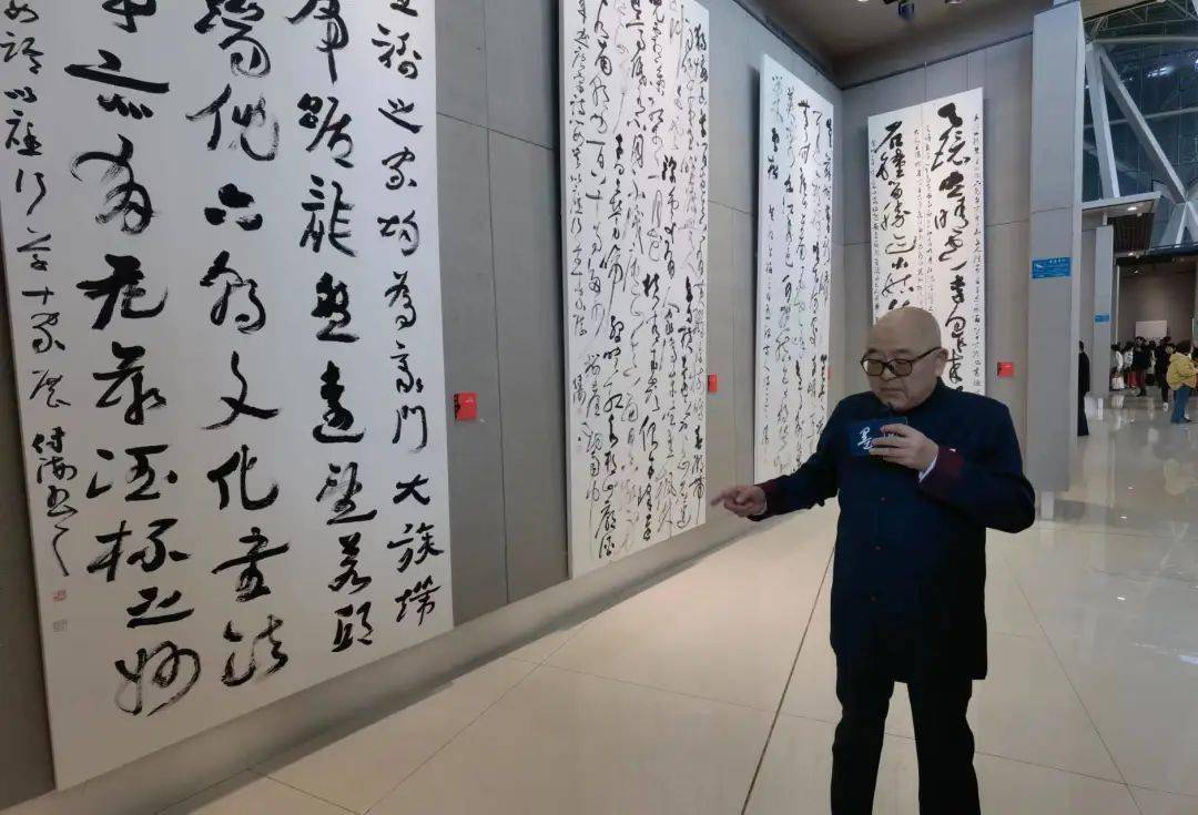 胡传海接受媒体采访,介绍作品创作过程李远东与同道合影王伟林(右)在