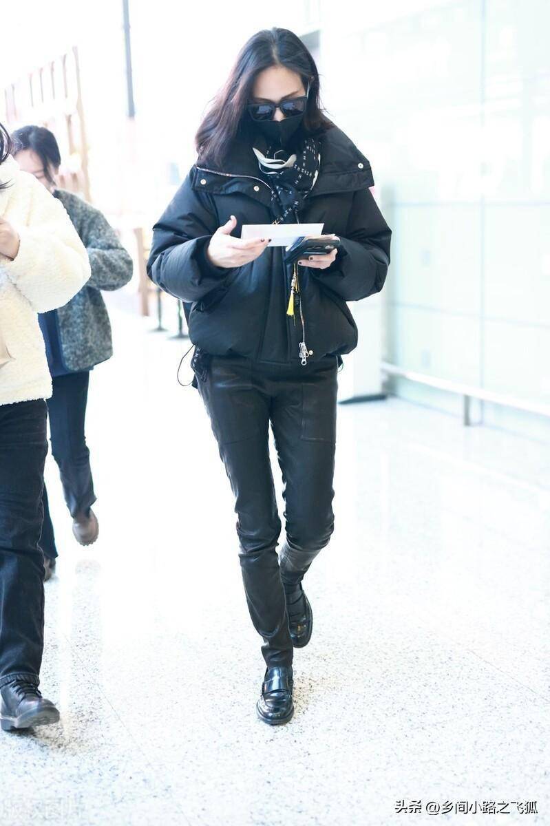 张钧甯现身上海机场,身穿黑色皮裤个性时尚