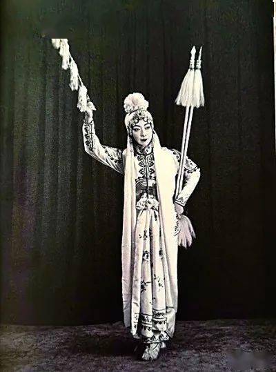 京剧舞台上的"车,马,舟,轿"_表演_车旗_坐车