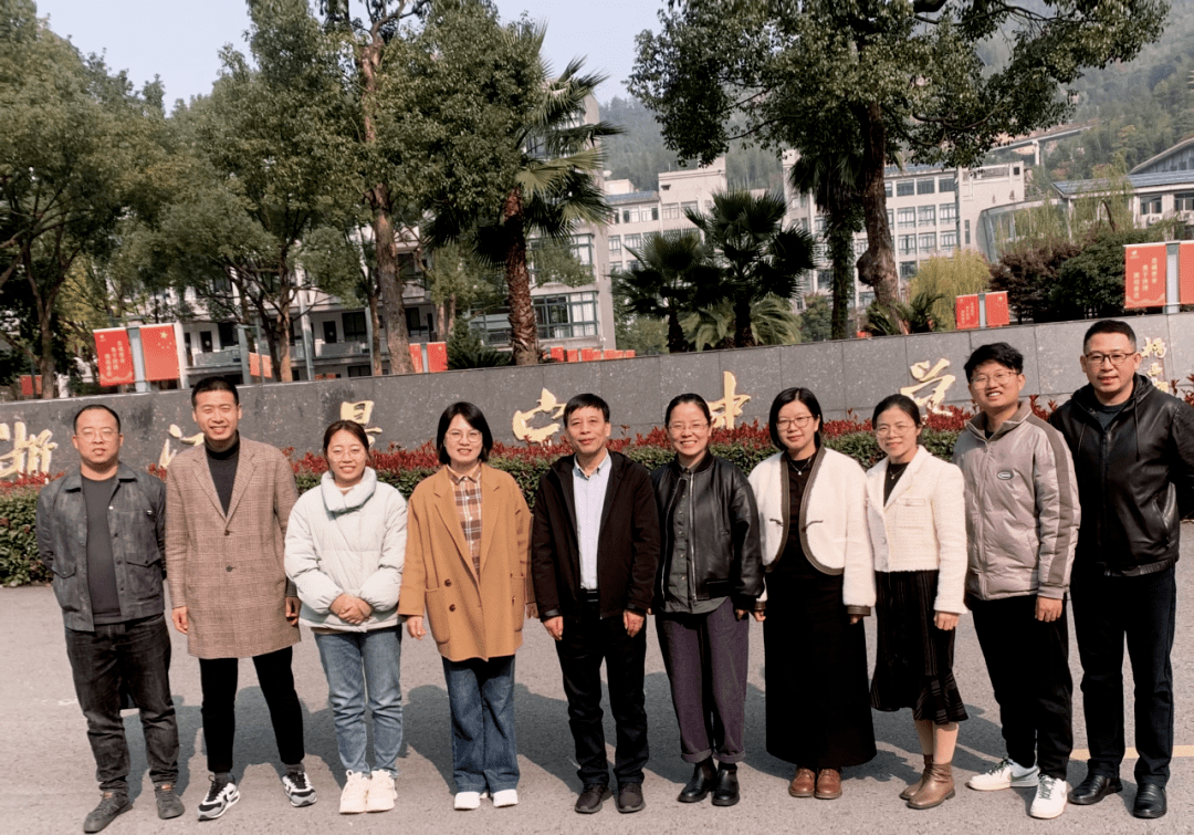 正高级教师金子兴老师在景宁中学举行,导师徐丽芳给工作室的成员们