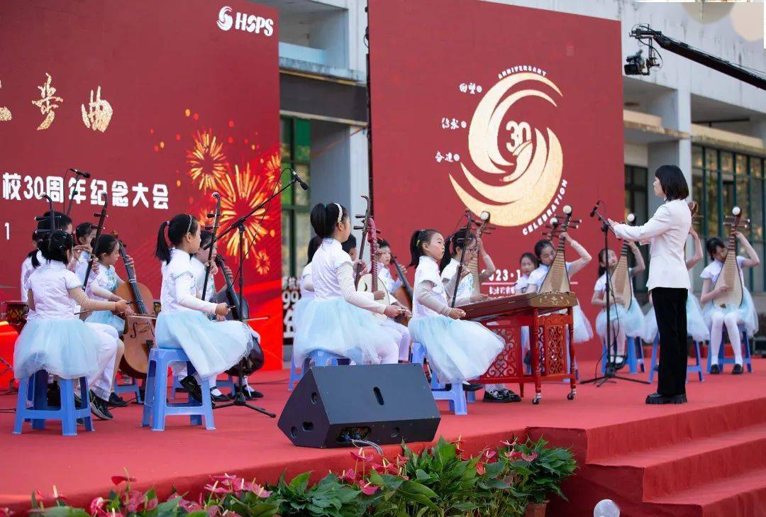 篇章,来自各大校级社团进行了精彩展示:民乐合奏《夏日骄阳》,社团秀