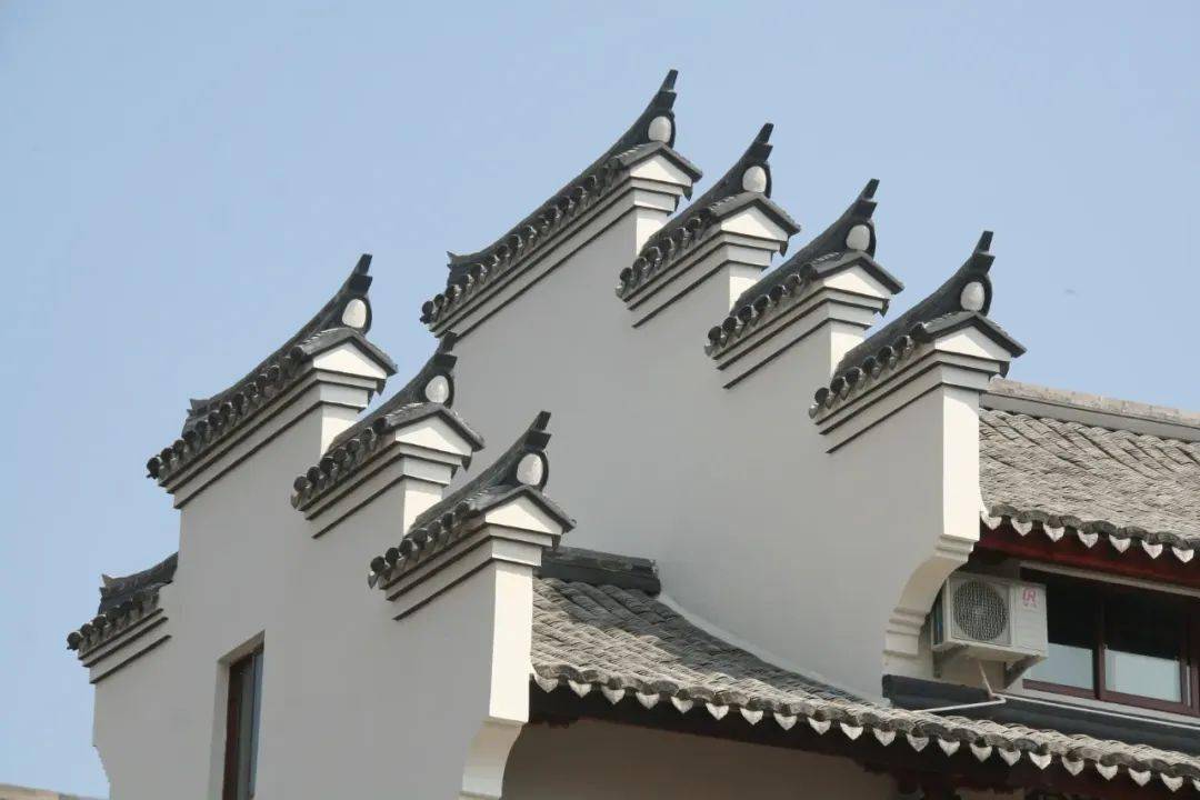 "马头墙"本是徽派建筑的典型特征.