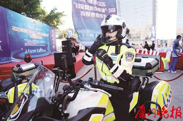 全国交通安全日活动上午举行 厦门交警女子骑警队亮相