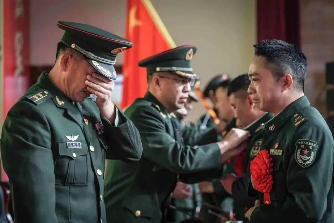 有一批新兵戴上列兵军衔接续老班长的赤诚延续这支军队的征途君子于役