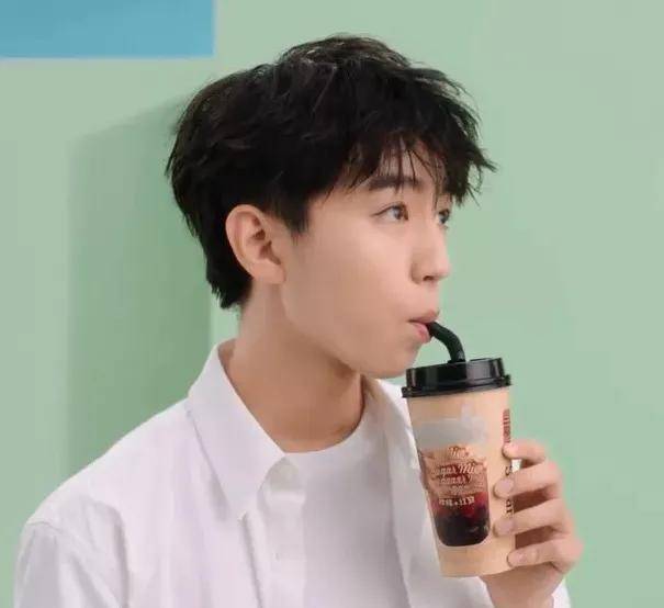 王俊凯请粉丝喝奶茶,温馨场面感动人心_活动_偶像_支持