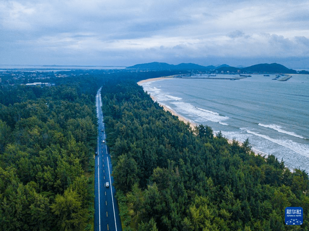 央媒看万宁 | 海南环岛旅游公路万宁段：山海相伴 路在画中