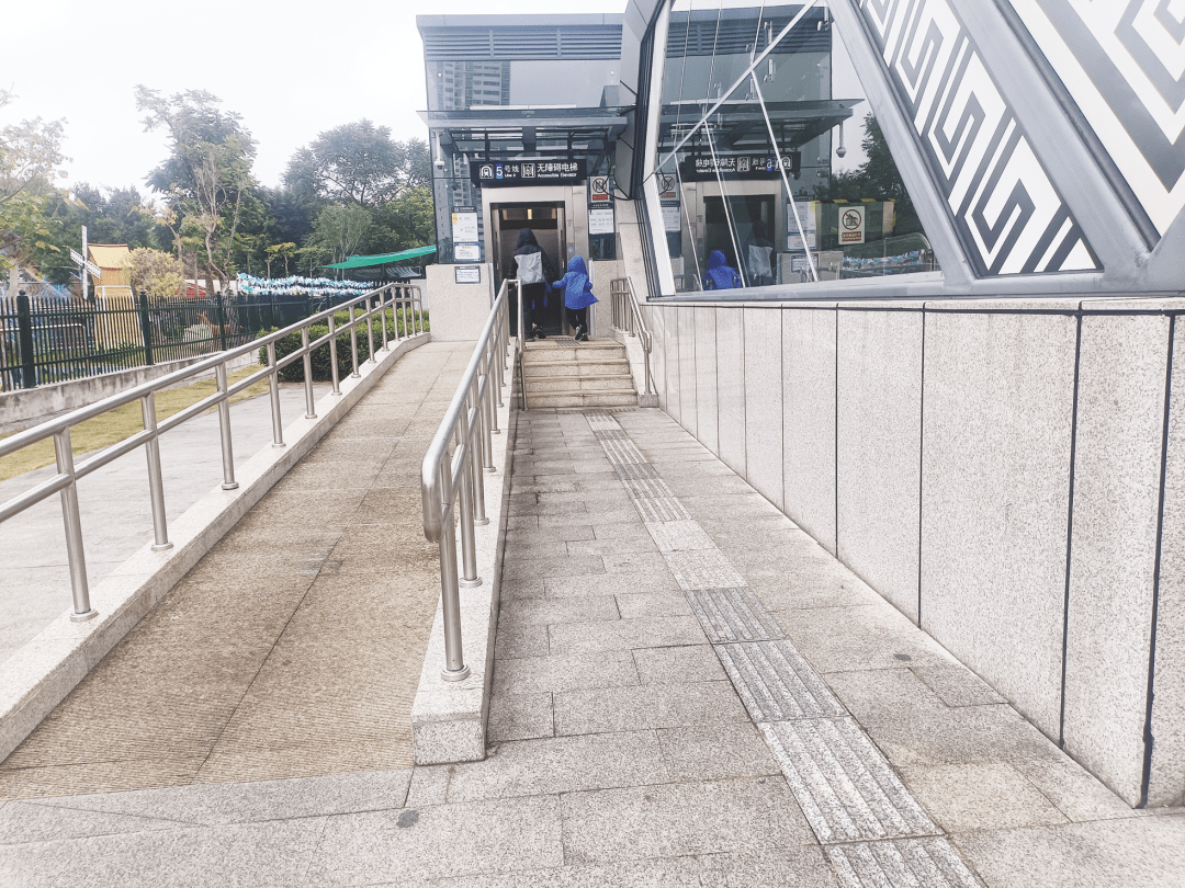 南宁:盲道随处可见 无障碍卫生间日渐增多