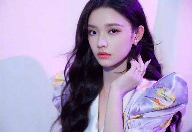 妆发不符合年龄特征林允的妆发,让人很难相信她是一位时尚设计师.