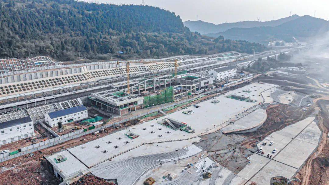 仪陇站位于南充市仪陇县新政镇云丰村,总建筑面积约1万平方米,主体