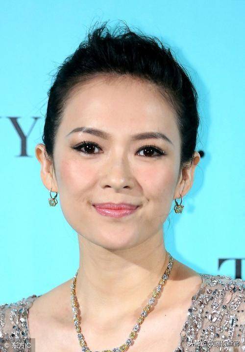 装嫩的尴尬瞬间然而,人无完人,章子怡也曾在《上阳赋》中强行装嫩