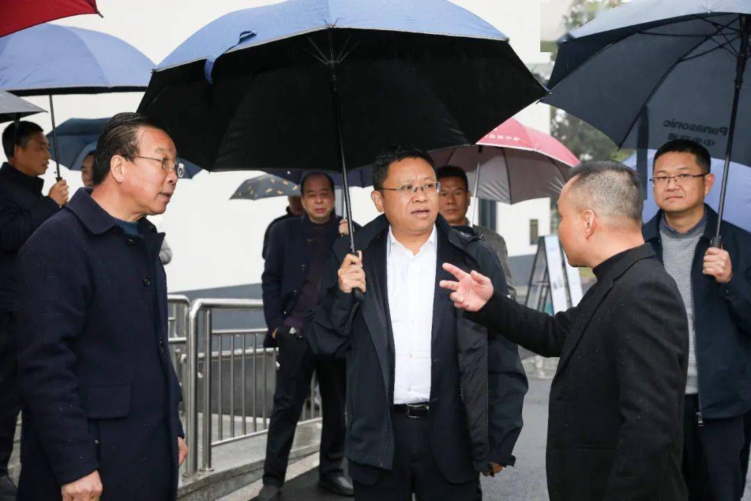 裘建勇在调研城乡公交一体化工作时强调:努力让群众出行更便捷更安全