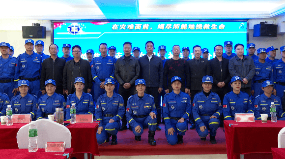 市委常委,常务副市长李艳刚,副市长马利锋为禄丰蓝天救援队揭牌,楚雄