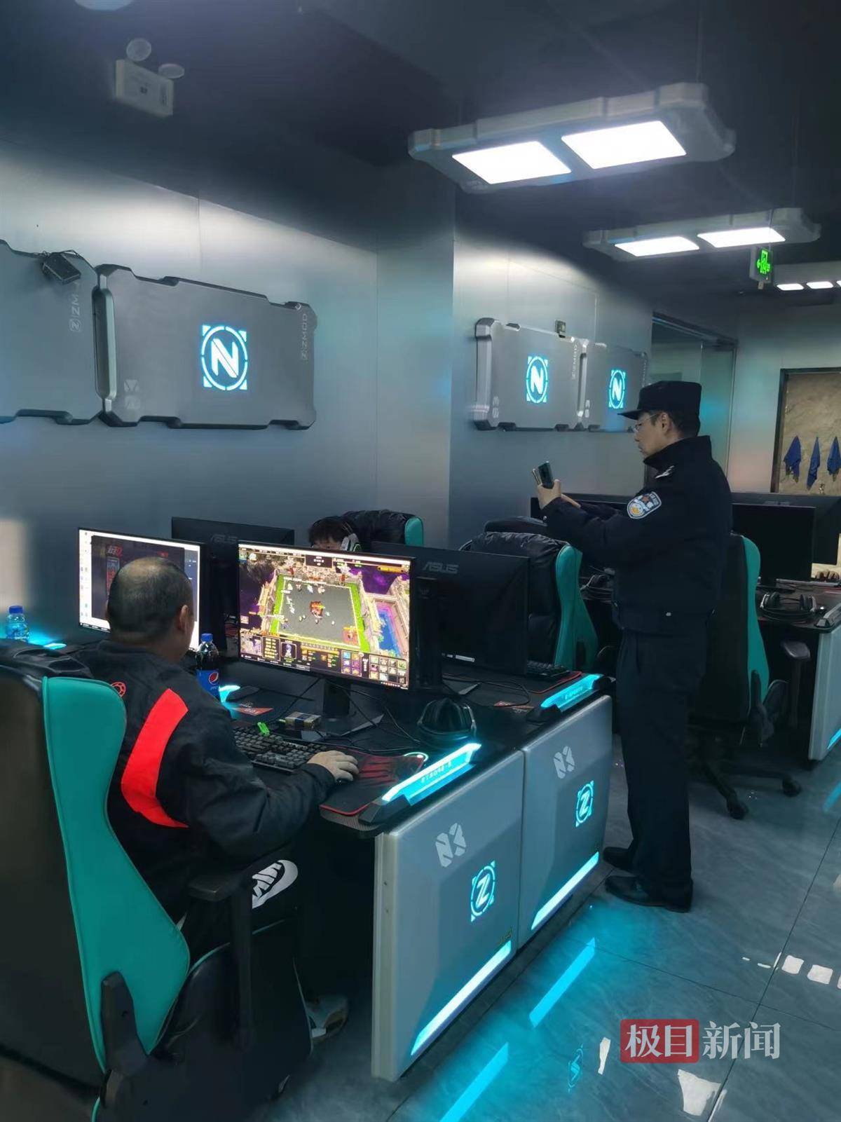 民警正在对网吧进行检查民警按照工作职责有序开展执法检查针对发现