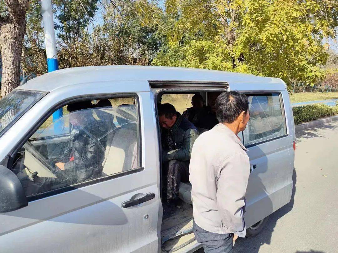 面包车超员! 多一个也"驶不得"!_乘客_车辆_人员