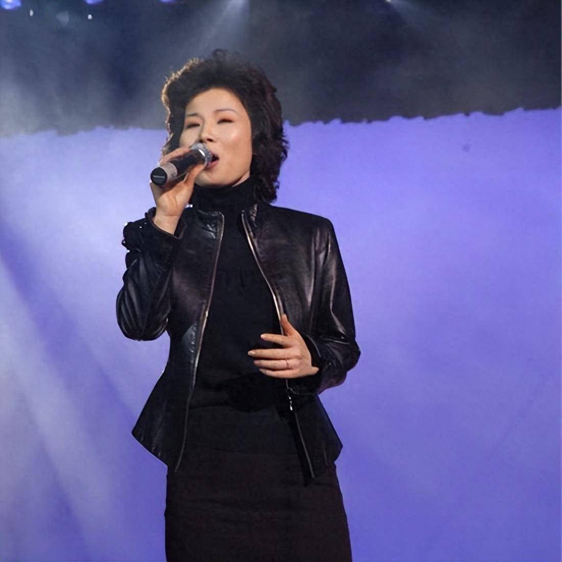 2001年,女歌唱家叶凡在央视春晚的舞台上献唱了一首《亲爱的中国,我爱