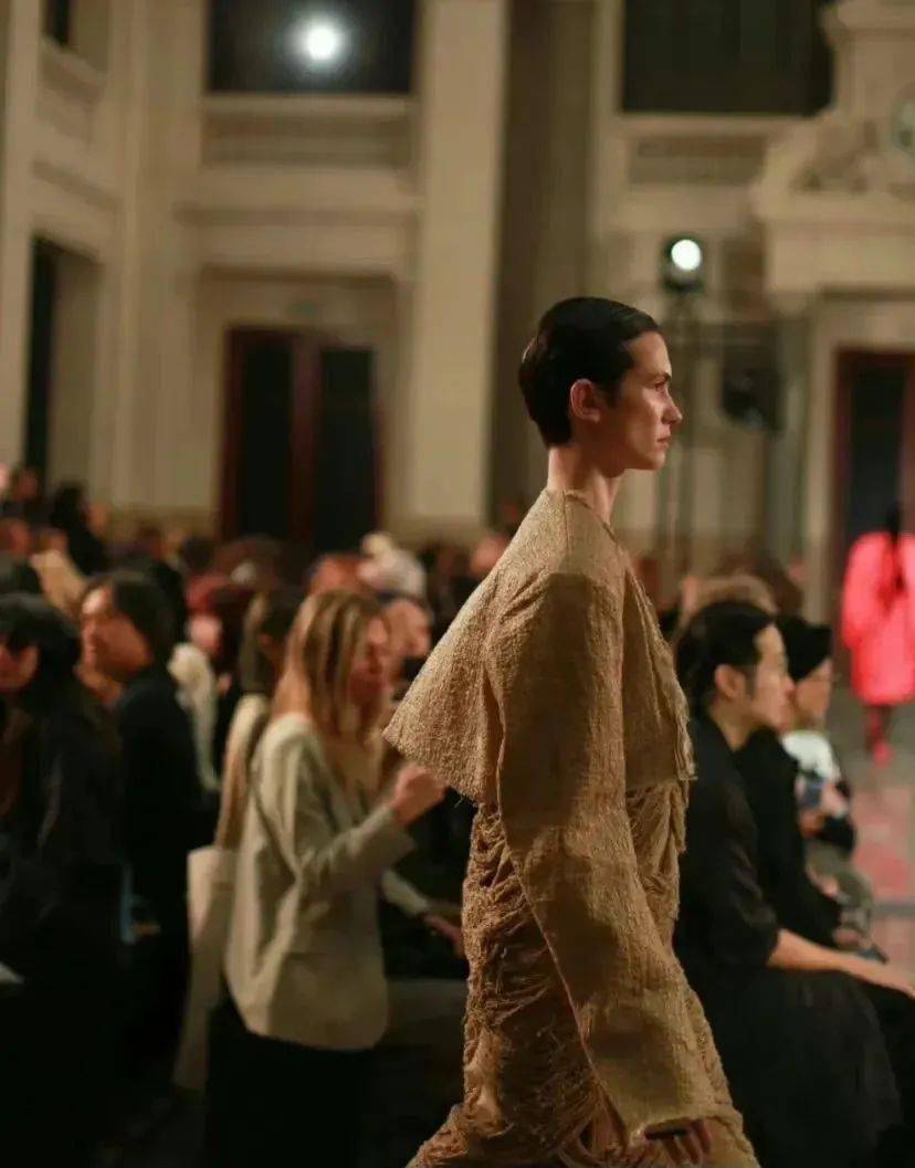uma wang 2024 春夏时装秀设计师王汁本季呈现了关于威尼斯的记忆