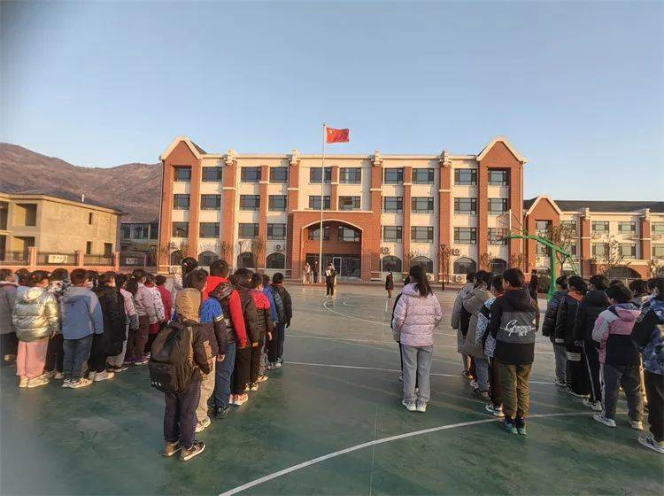 新华区联盟路小学宪法晨读活动井陉县皆山中学宪法晨读活动井陉矿区