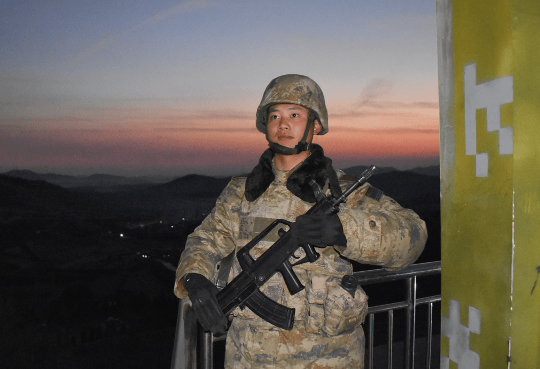 身着07空棉大衣的空军航空大学学员面对镜头露出灿烂的笑容▼身着21式