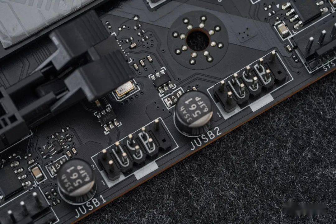 主板提供一个前置usb 20gbps type-c接口主板提供6个sata 6gbps接口