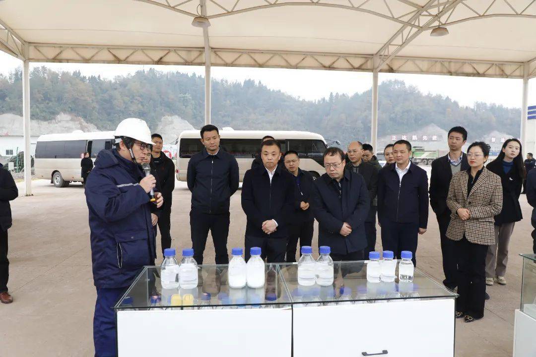 县相关领导和选调生们结对植树,陈军,黄橹洁和选调生代表共同为"宣汉