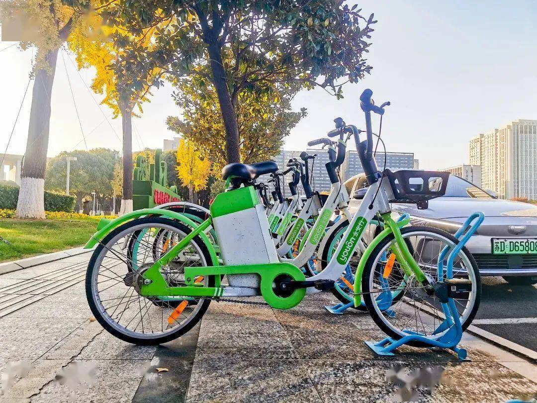更新后的永安行新型助力自行车沿用绿白色车身,前后轮一体的设计车