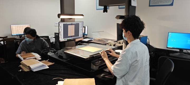 古籍书刊扫描仪 古籍文献数字化扫描工作现场