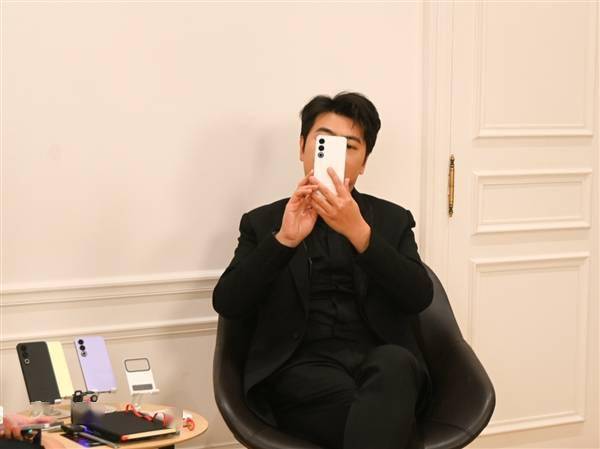 郎朗巴黎演奏 钢琴上的魅族21亮了：一体纯白太吸睛(图4)