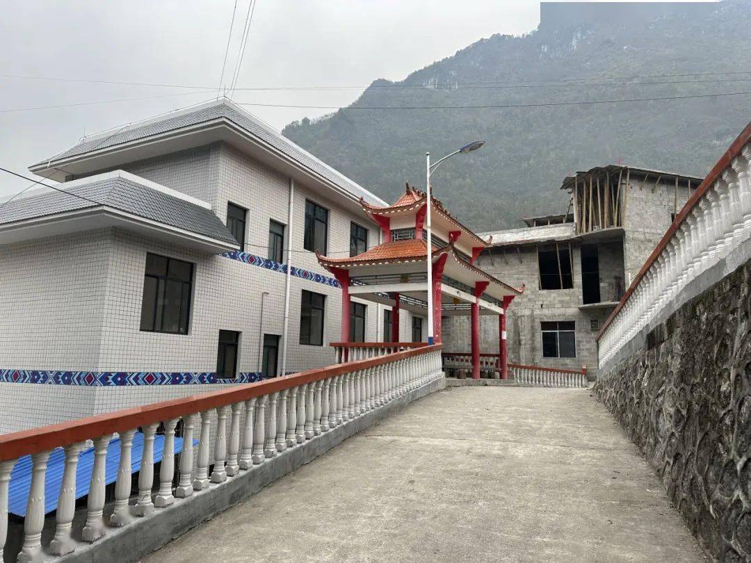 位于东兰县西北部山区的长江镇板林村坡陆屯,曾经是一个环境脏乱差