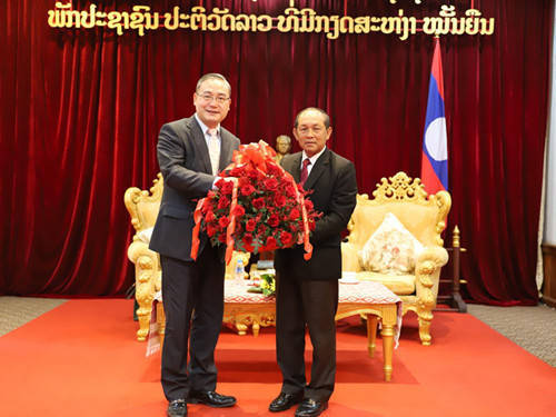 直通使领馆 | 驻琅勃拉邦总领事张社平:中老铁路开通运营两周年 综合