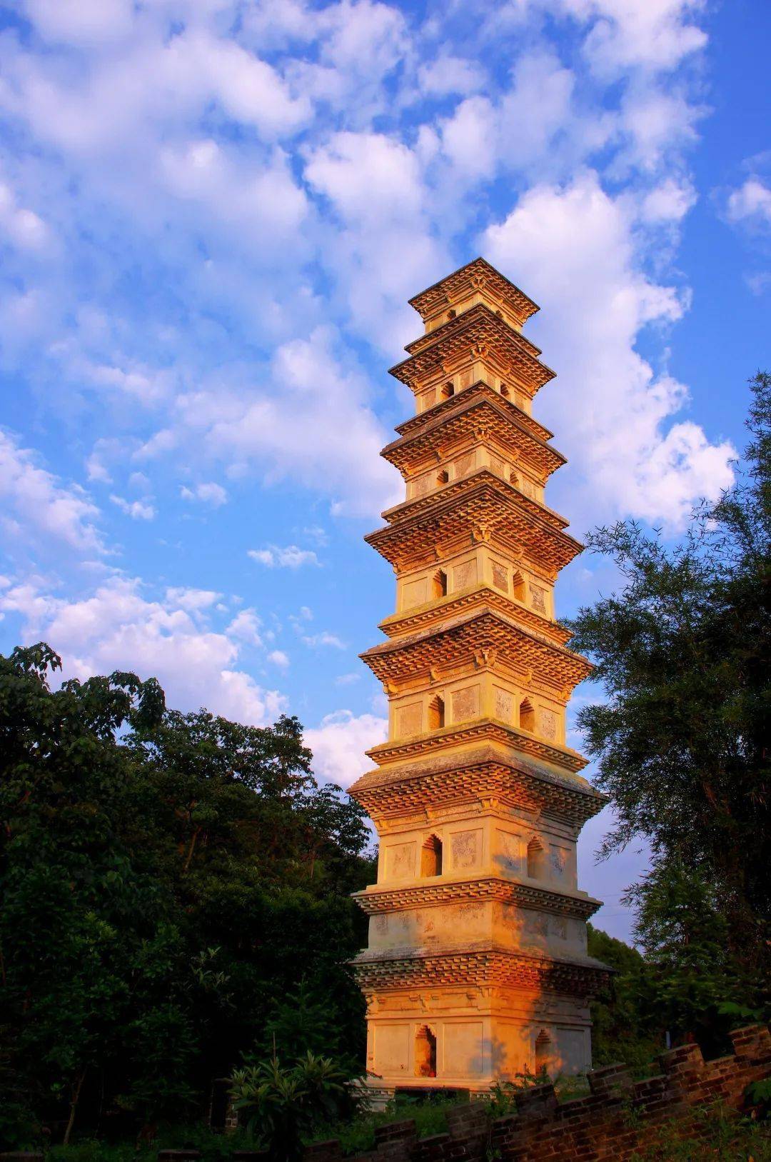 澌溪寺塔又名秀宝塔建于北宋1979年被列为省级文物保护单位
