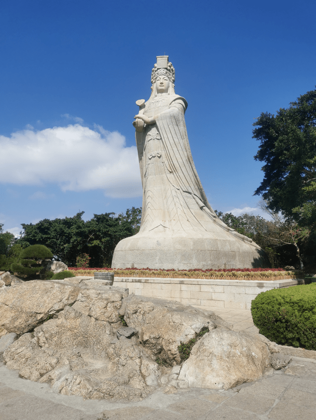 石像妈祖"值得一提的是,刚刚我们经过的那个妈祖石雕巨像,就是新殿的