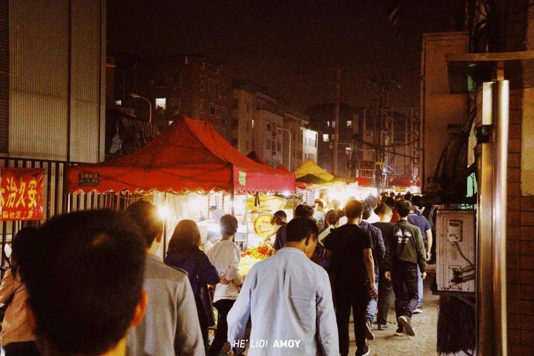 殿前夜市,更像传统意义上的夜市.