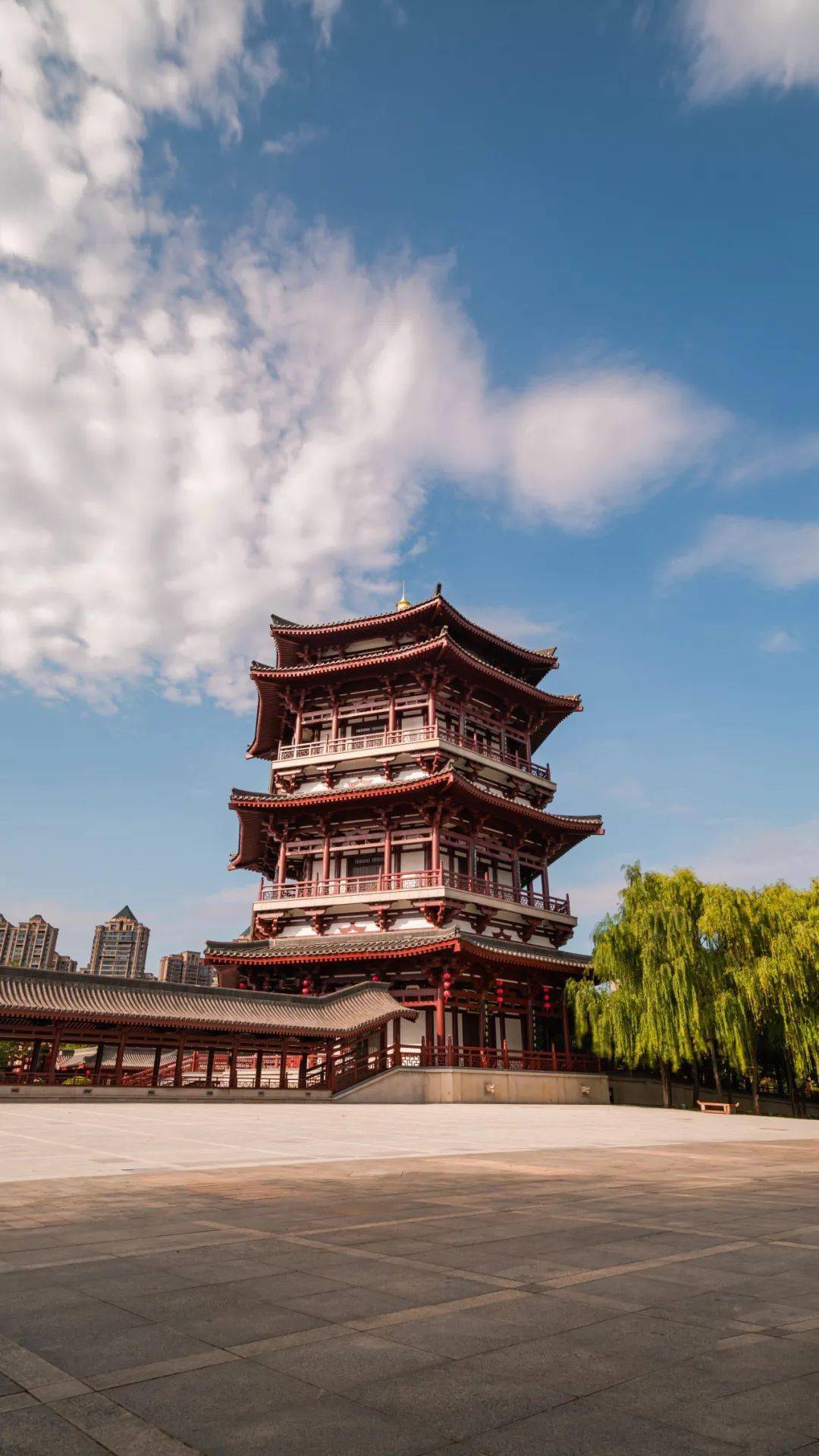 在大唐芙蓉园的唐风建筑中