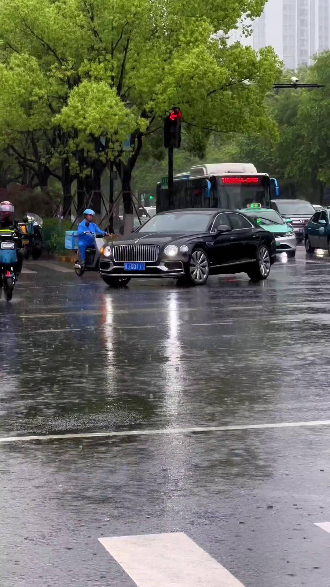 汽车摄影 dou是好车 雨天行车注意 杭州街拍超跑豪车