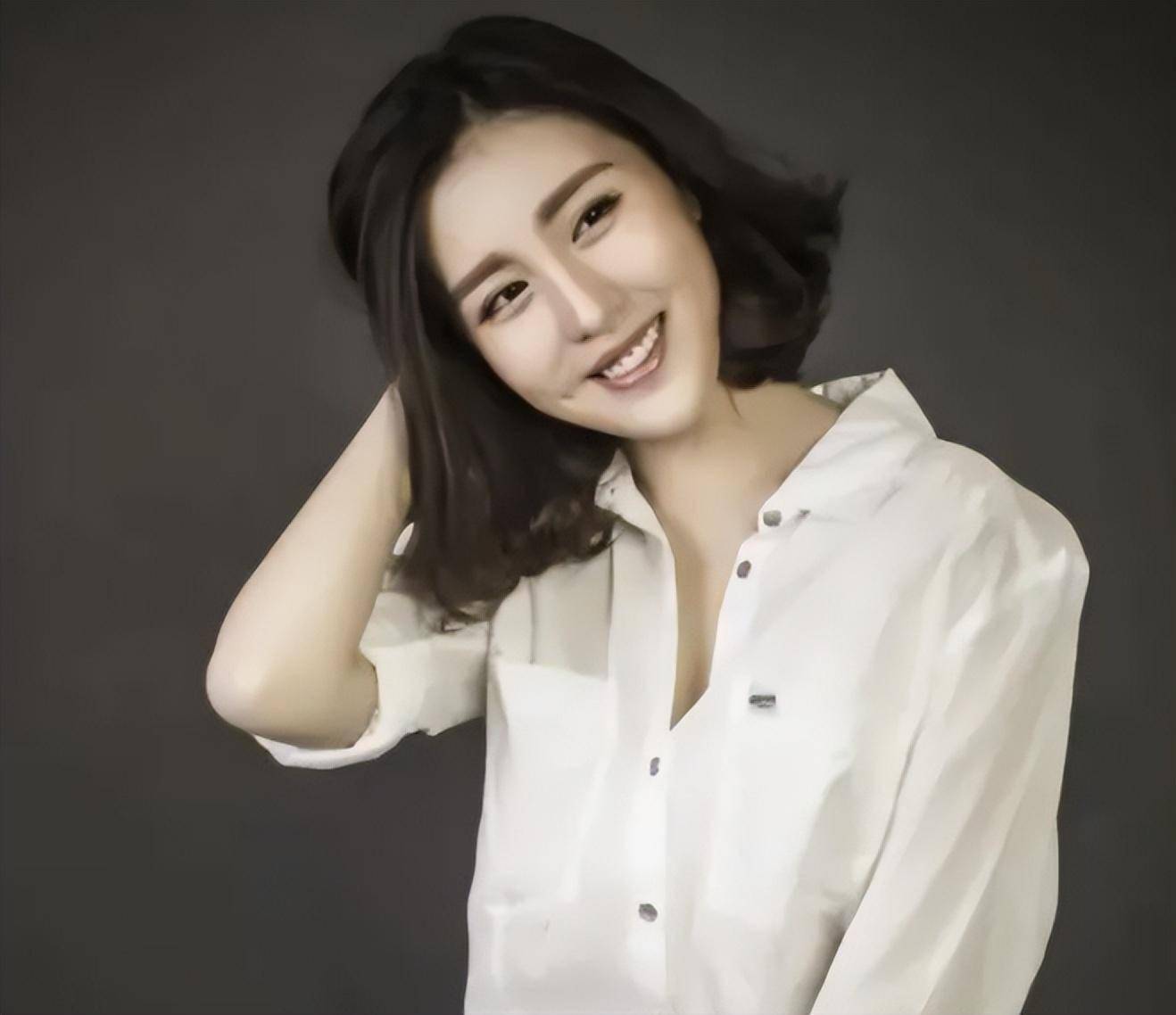 这些作品里面都有她女儿关思慧的身影.